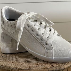 NWT Nautica White Sneakers